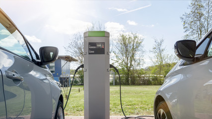 Elektroautos an Ladestation.