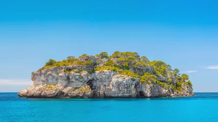 Photo sur Plexiglas Île Deserted island in turquoise water of the sea.