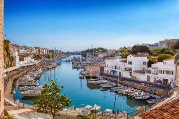 Photo sur Plexiglas Canal Vue sur le port de la vieille ville de Ciutadella aux beaux jours, île de Minorque, Espagne.
