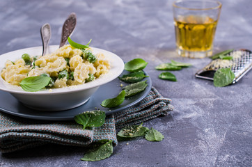 Pasta galletti with peas