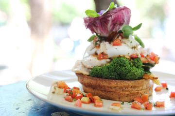 Eggs benedict with grilled chicken and bread