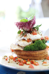 Eggs benedict with grilled chicken and bread