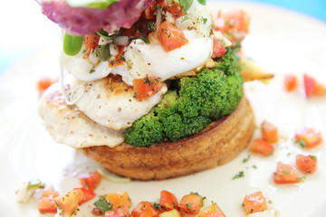 Eggs benedict with grilled chicken and bread