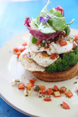 Eggs benedict with grilled chicken and bread