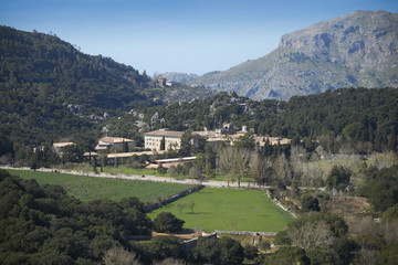 Fototapeta na wymiar Blick auf Kloster Lluc,Pilgerweg,Serra de Tramuntana,Mallorca,Spanien