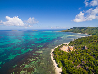 Fototapeta na wymiar Luftbild: Küstenlandschaft von Praslin, Seychellen