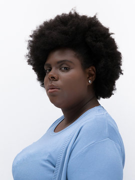 Mulher negra com cabelo black power séria