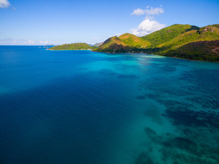 Luftbild: Küstenlandschaft von Praslin, Seychellen