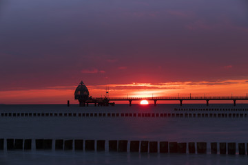 Seebrücke Zingst mit Tauchgondel im Sonnenaufgang