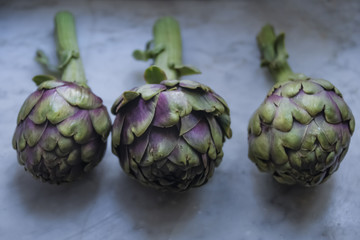 Fototapeta premium artichoke on marble table