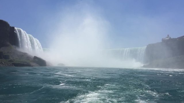 Fahrt auf Wasser vor Niagaraf&auml;llen mit Schiff in Ontario, Kanada