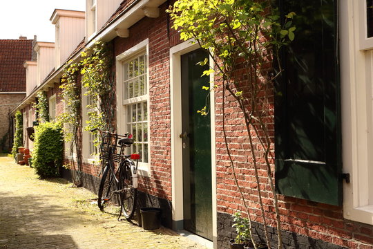 Romantisch straatbeeld in de historische binnenstad van Leeuwarden.