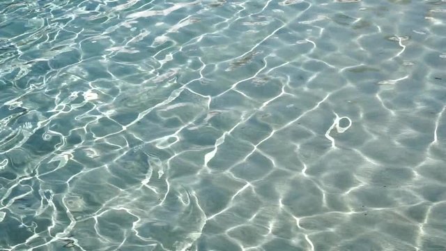 sonnenreflexionen im klaren flachwasser