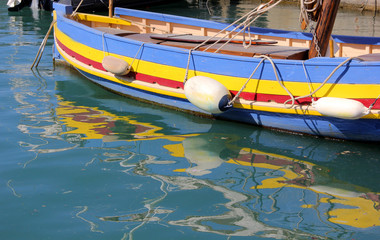 Fototapeta na wymiar barque colorée