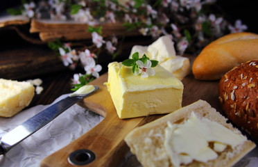 масло сливочное с хлебом и белыми цветами