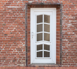Fototapeta na wymiar Haustür in weiß mit Fenstern