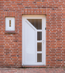 Weiße Haustür mit kleinen Fenstern