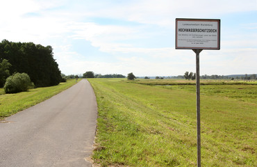 Blick nach Polen vom Oderdamm im Oderbruch 