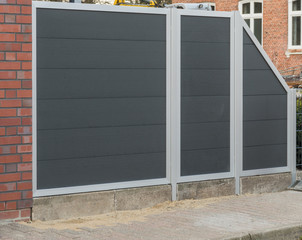 Sichtschutz aus Kunstoff und Metall