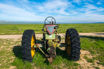 Obraz premium Old farming machinery in Carrizo Plain National Monument, San Andreas Fault (boundary between the Pacific Plate and the North American Plate), California USA, North America