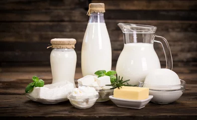 Foto auf Acrylglas Milchprodukte Frische Milchprodukte auf dem Holztisch