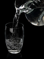 Filling by water of a glass from a glass jug