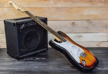 Obraz premium Electric guitar with amplifier on wooden planks