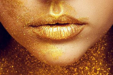 Portrait de fille magique en or. Maquillage Doré