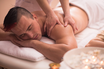 Obraz na płótnie Canvas young man having a back massage