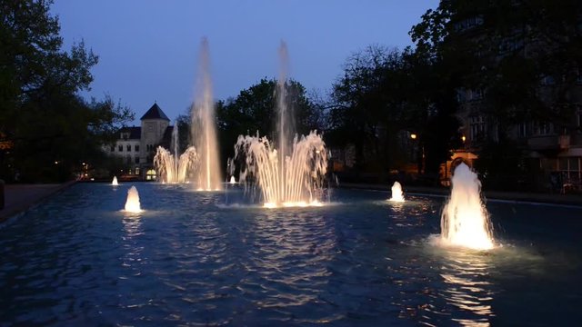 Springbrunnen in Halle Saale Nachts beleuchtet