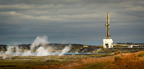 Gheothermal Kraftwerk Reykjanesvirkjun mit hellblauem Abwasser See mit Dampf in Lavafeld
