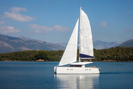 Sailing catamaran
