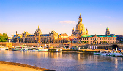 Obraz premium Summer view of the Old Town architecture with Elbe river in Dresden, Saxony, Germany