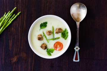 Top view of asparagus cream soup.