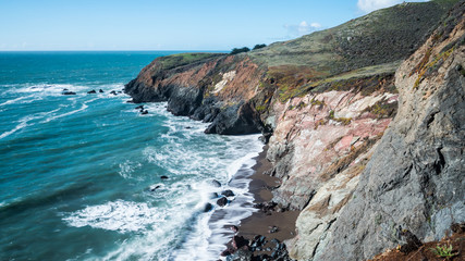 Fototapeta na wymiar Ocean Waves on a rocky cliff