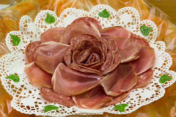 origeneller Strauss aus Wurst und Schinken
