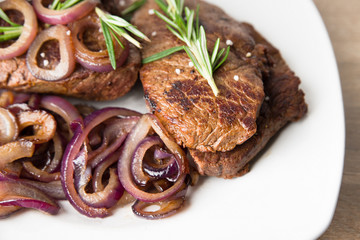 Gebratenes Filet mit Zwiebeln und Rosmarin