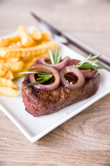 Gebratenes Filet mit Pommes Frites