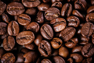 Fototapeta premium roasted coffee beans background. brown texture