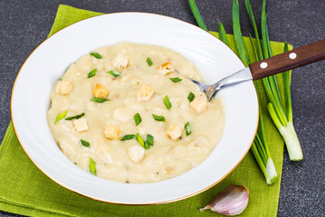 Vegetable cream soup with croutons