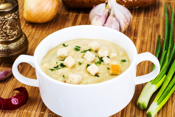 Vegetable cream soup with croutons