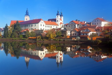 Fototapeta premium Morning view of Telc or Teltsch town mirroring in lake