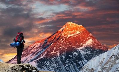 Mount Everest from Gokyo valley with tourist - obrazy, fototapety, plakaty