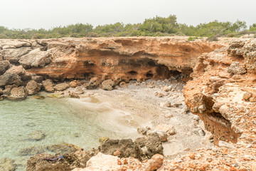 Cala del mediterráneo bajo un acantilado. Sierra de Irta. Castellón 