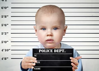 Foto auf Leinwand Kleiner Junge auf einem Gefängnisbrett © konradbak