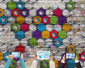 Obraz premium Top view of businesspeople sitting at table and using gadgets