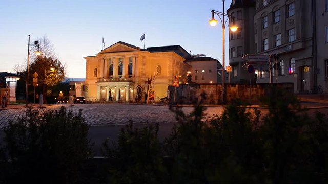Opernhaus in Halle an der Saale Abendd&auml;mmerung