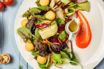 Vegetable salad with sauce