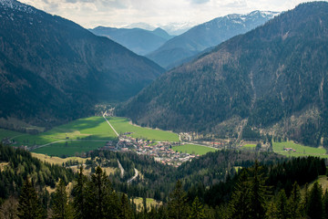 Blick auf die Alpen und das Tal Gebiet bei bew&ouml;lkten Wetter