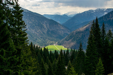 Fototapeta premium Ausblick auf das Gebirge und ein Tal bei einem Wetterschauspiel